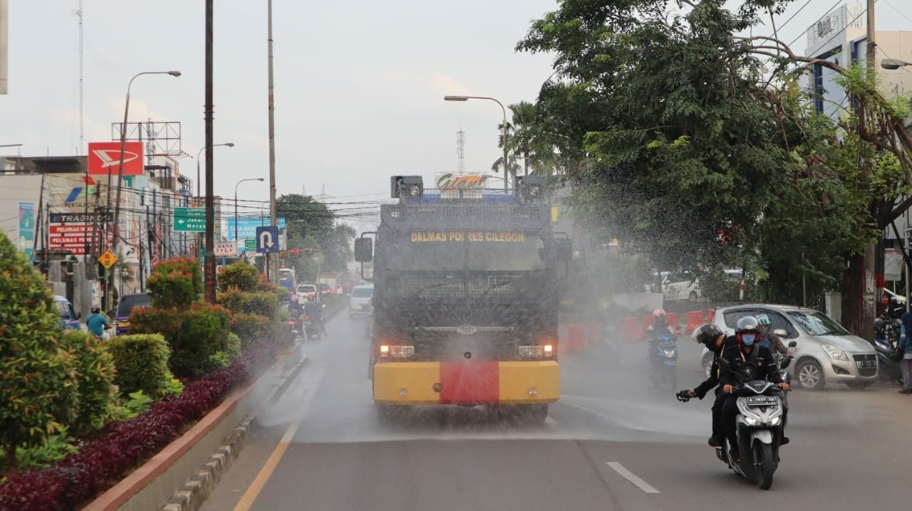 Polres Cilegon kembali lakukan Penyemprotan Disinfektan di Sepanjang Jalan Protokol