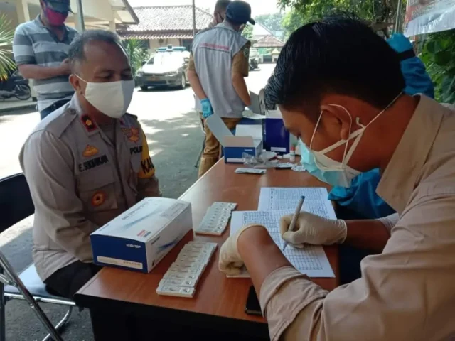 Rentan Terhadap Penularan COVID-19. 59 Personil Polsek Curug Jalani Rapid Test