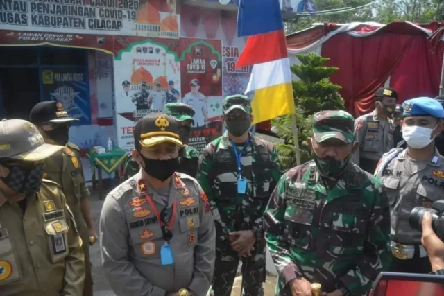 Pangdam IV/Diponegoro dan Kapolda Jateng Tinjau Dapur Lapangan di Cilacap