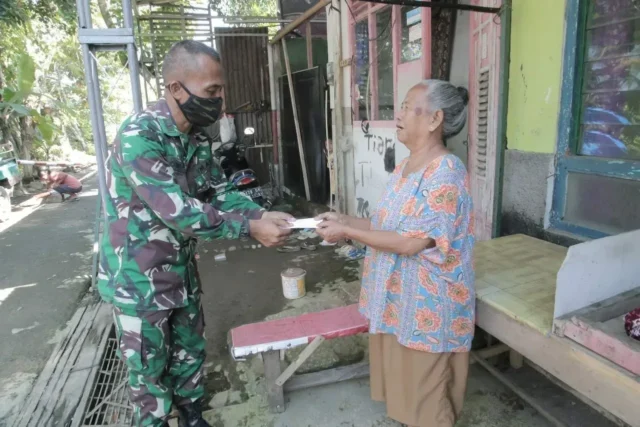 Korem 071/Wk Salurkan Zakat Kepada Fakir Miskin dan Kaum Dhuafa