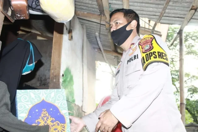 Polri Peduli Covid-19 , Salurkan Bantuan Baksos di Kp Cipeucang