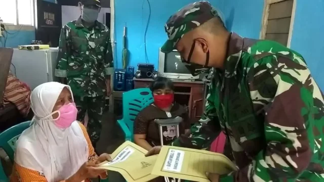 Tangis Haru Nenek Mas'at Terima Bantuan Pangdam IV/Dip