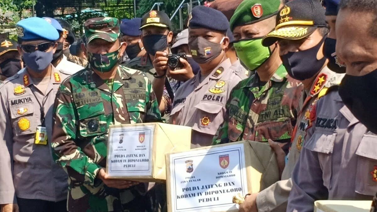 Pangdam IV/Diponegoro dan Kapolda Jateng Sambangi Pengungsi Banjir Rob