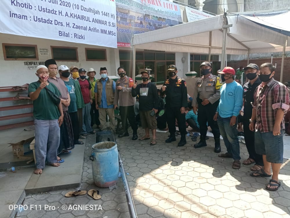 Kapolsek Batu Ceper Didampingi Kasi Humas dan Bhabinkamtibmas Pantau Pemotongan Hewan Kurban di Masjid Jami AL Muhajirin