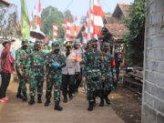 Kapolresta Tangerang Dampingi Pangdam Jaya Gelar Baksos di Pasar Kemis