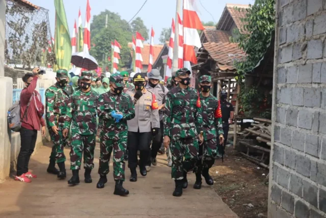 Kapolresta Tangerang Dampingi Pangdam Jaya Gelar Baksos di Pasar Kemis