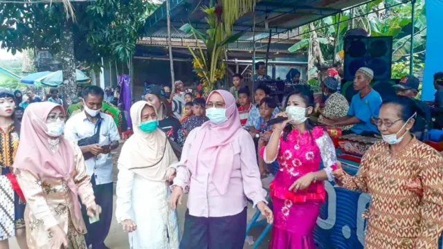 Ratna-Suwarti Yakin Mendulang Suara di Desa Kosgoro