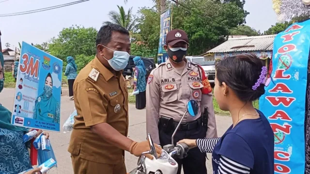 Polsek Tigaraksa Bersama Tim Penggerak PKK Desa Jambe Bagikan Masker Kepada Pengguna Jalan