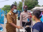 Polsek Tigaraksa Bersama Tim Penggerak PKK Desa Jambe Bagikan Masker Kepada Pengguna Jalan