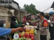 Bagikan Masker di Pasar Cikupa, Kapolresta Tangerang Ingatkan Pakai Masker dengan Benar