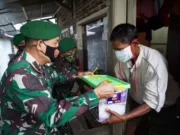 Penuh Rasa Haru, Ibu Rusminah Terima Bantuan TNI