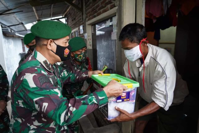 Penuh Rasa Haru, Ibu Rusminah Terima Bantuan TNI