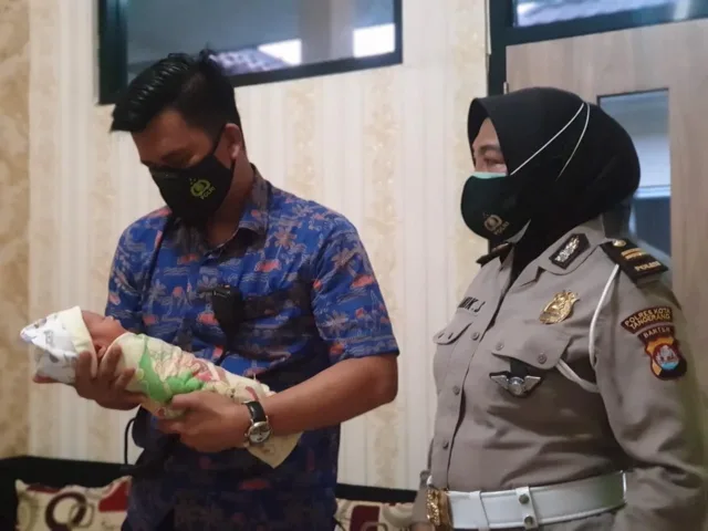 Satlantas Polresta Tangerang Bantu Tali Asih Bayi yang Ditemukan di TPU