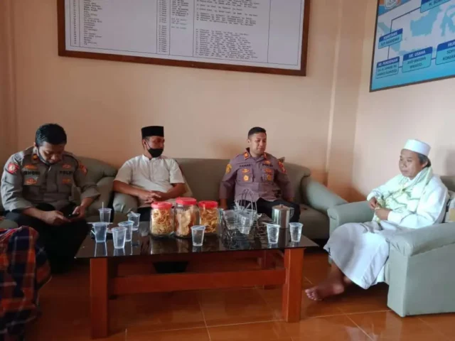 Silaturahmi Ke Pondok Pesantren Nurul Iksan, Kapolsek Cisauk Himbau Protokol Kesehatan