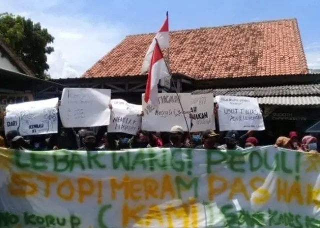 Ratusan Warga Tuntut Kejelasan Aparatur Desa Lebak Wangi