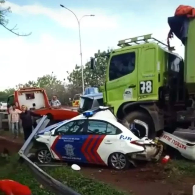 Diduga Mengantuk, Supir Dump Truk Akibatkan Laka Lantas di KM. 66 Tol Tangerang-Merak