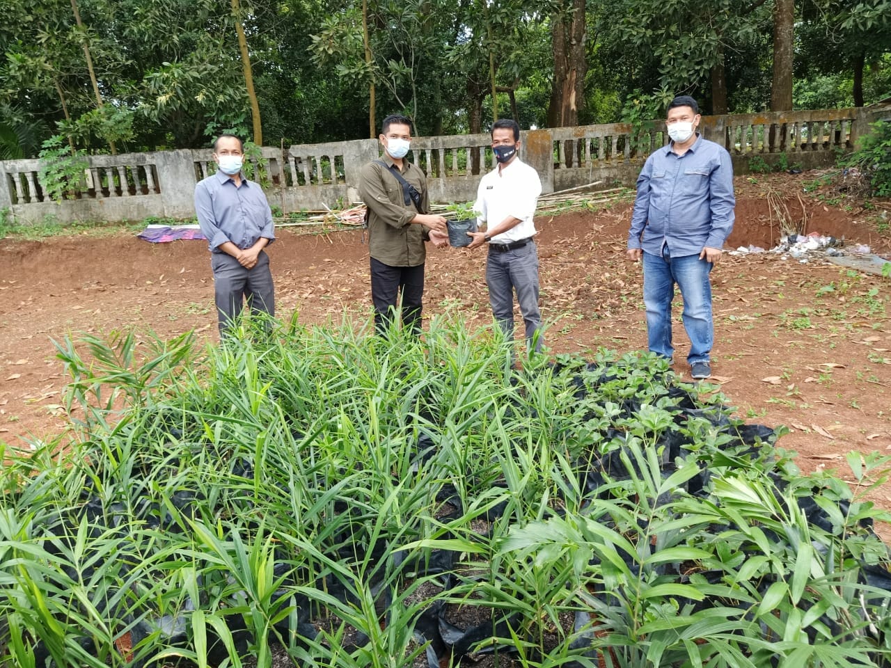 Manfaatkan Lahan Kosong, Sat Intelkam Polresta Tangerang Gandeng Kepala Desa Untuk Menanam Pohon.