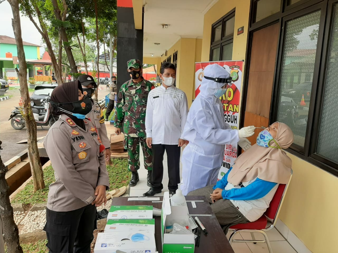 Polresta Bandara Soekarno-Hatta Laksanakan Giat 13 KTJ Dengan Bagikan Paket Sembako Dan Tes Covid-19