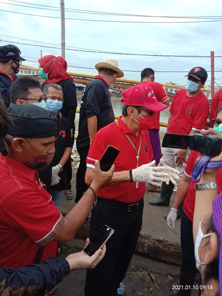 Peringati HUT PDIP Ke-48 Tahun, Kader Partai Bersihkan Sampah Sungai Ciliwung di Tangerang