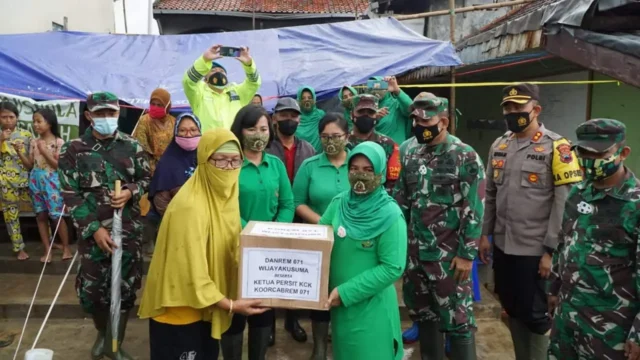 Peduli Bencana, Persit KCK Koorcab Rem 071 PD IV/Diponegoro Berikan Bantuan