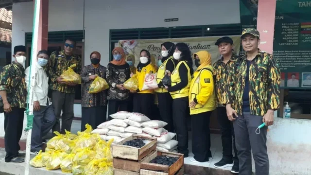 Perempuan Golkar Peduli Bantu Korban Banjir di Desa Langenrejo