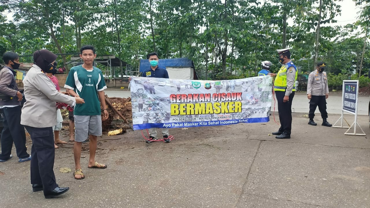 Tekan Penyebaran Covid-19, Polsek Cisauk Bagikan 200 Masker Kepada Masyarakat