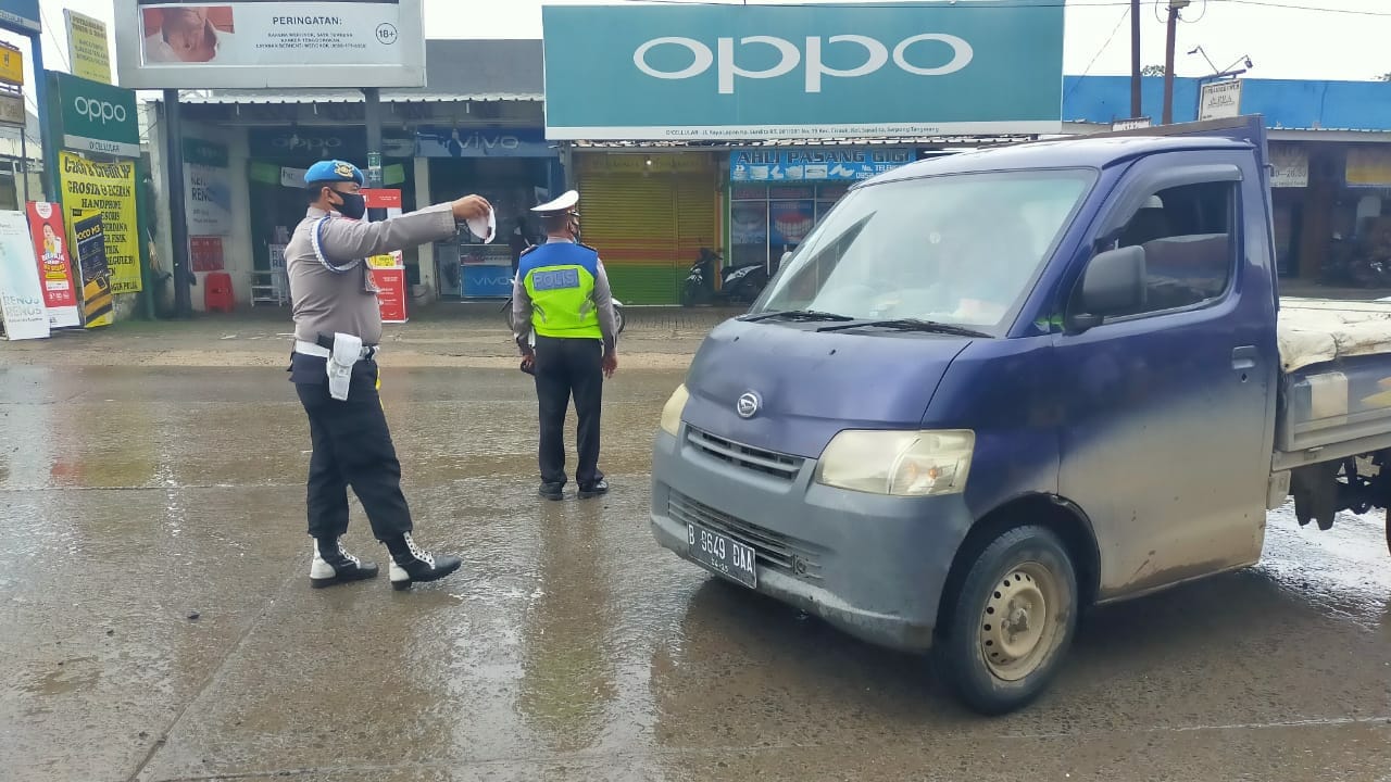 Polsek Cisauk Kembali Bagikan 150 Masker, Tekan Penyebaran Covid-19