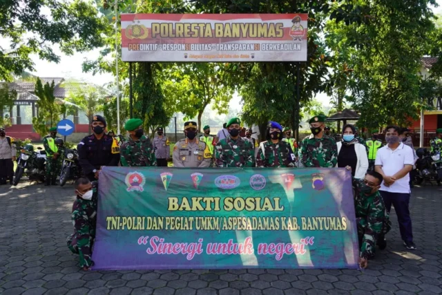 Jumat Barokah, TNI-POLRI dan Elemen Masyarakat Bagikan Sembako