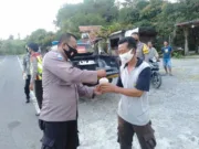 Polsek Jatigede berikan Takjil Gratis Kepada Para Pengguna Jalan