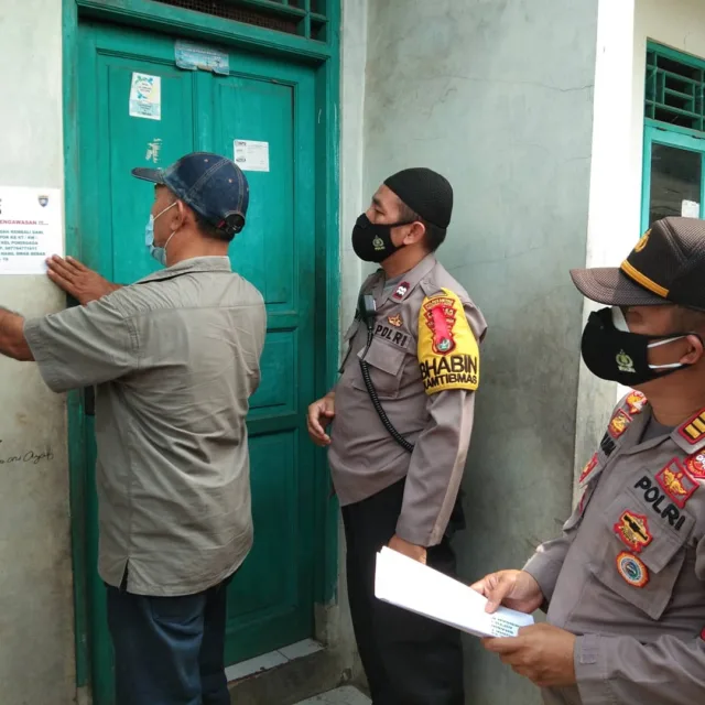 Kapolsek Batu Ceper Pemasang Stiker Test Swab Antigen di Rumah Warga Yang Mudik Lebaran