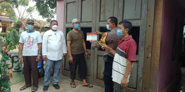 Kapolsek Batu Ceper Pemasang Stiker Test Swab Antigen di Rumah Warga Yang Mudik Lebaran