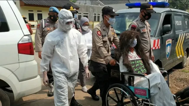 Bawa Patung Seram, Polsek Pagedangan Door To Door Ajak Warga Usai Mudik Swab