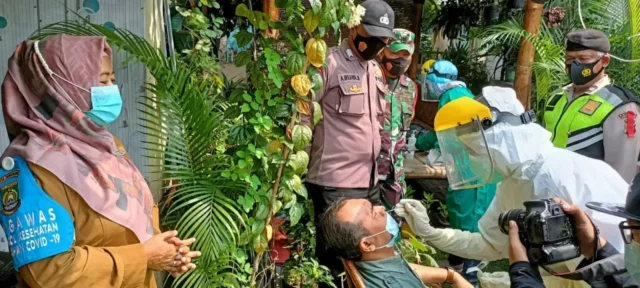 Polsek Jatiuwung Bersama 3 Pilar dan Tim Medis Melakukan Tes Swab Warga Pemudik