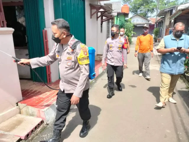 Peduli Warga Terindikasi Positif Covid-19, Polsek Cisauk Lakukan Penyemprotan Disinfektan dan Berikan Bantuan Sembako