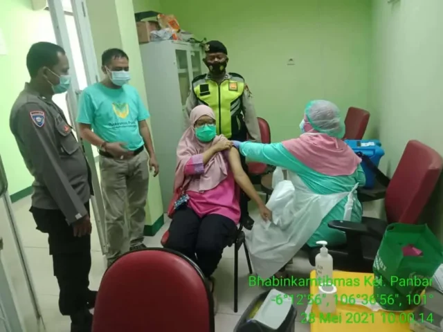 Kapolsubsektor Palem Semi Lakukan Pengamanan Swab PCR dan Penyuntikan Vaksin