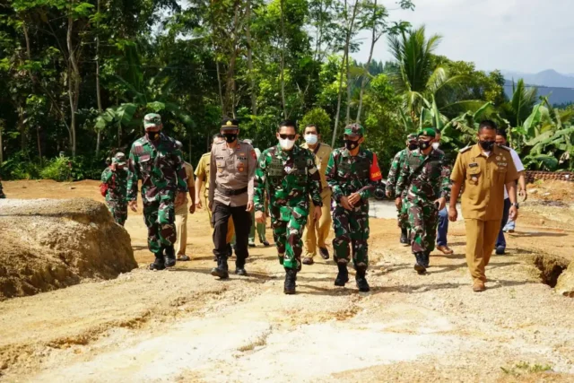 Pastikan TMMD 111 Banjarnegara Berjalan Dengan Baik, Danrem 071/Wijayakusuma Cek Lokasi