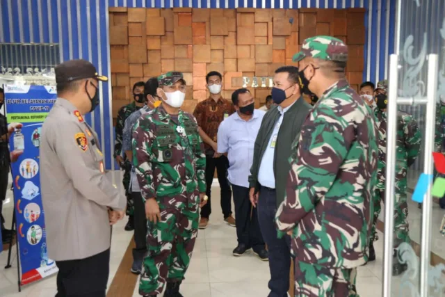 Danrem 071/WK Tinjau Lokasi dan Pimpin Rapat Kesiapan Kegiatan Serbuan Vaksinasi di Pertamina RU IV Cilacap