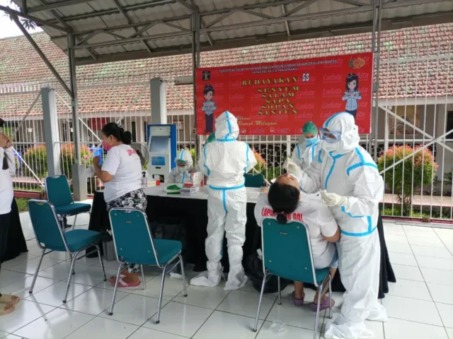 Tekan Penyebaran Covid-19, Ratusan WBP Lapas Kelas IIA Tangerang di Tes Swab Antigen