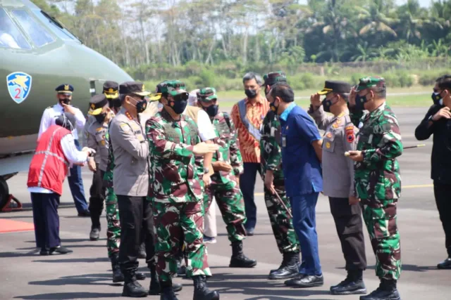 Panglima TNI dan Kabaharkam Polri Tiba di Bandara Tunggul Wulung Cilacap