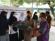 Dinsos Kabupaten Tangerang Berikan Bantuan Kepada Anak Terlantar Luar Panti