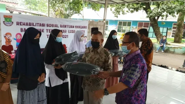 Dinsos Kabupaten Tangerang Berikan Bantuan Kepada Anak Terlantar Luar Panti