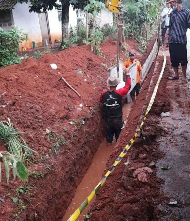 Tak Sesuai RAB, Pekerjaan Pemasangan U-ditch di Kampung Kacipet Disoal LSM