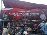 Melalui Gerai Vaksin Presisi, Polsek Tebet Laksanakan Akselerasi Vaksinasi dan Bagikan Sembako Gratis