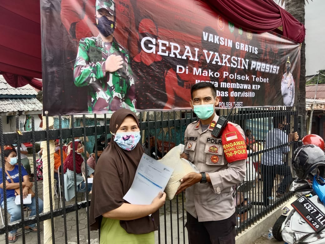 Melalui Gerai Vaksin Presisi, Polsek Tebet Laksanakan Akselerasi Vaksinasi dan Bagikan Sembako Gratis