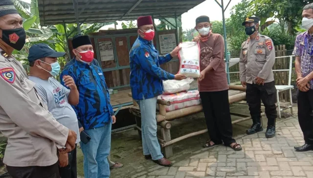 Kapolsek Cisoka Salurkan Bantuan Kekeluarga Almarhum DPD Badak Banten dan Warga Desa Munjul Yang Isoman