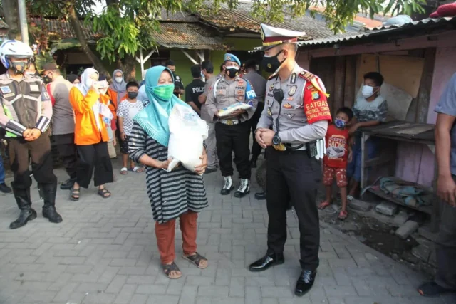 PPKM Darurat, Polresta Bandara Soetta Gelar Baksos di Kampung Rawabokor