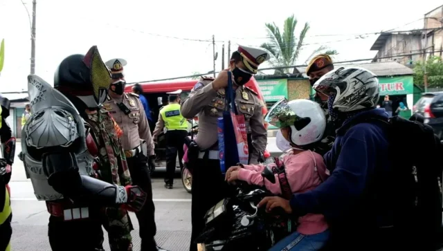 Ajak Masyarakat Jadi Pahlawan di Masa Pandemi, Satlantas Polresta Tangerang Gunakan Action Figure Saat Penegakkan PPKM