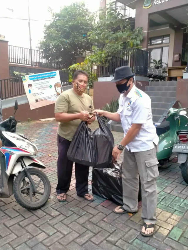 Jumat Berkah, Korwil IMI Kota Tangerang Bersama Komunitas Vespa Ciledug Bagikan Nasi Kotak