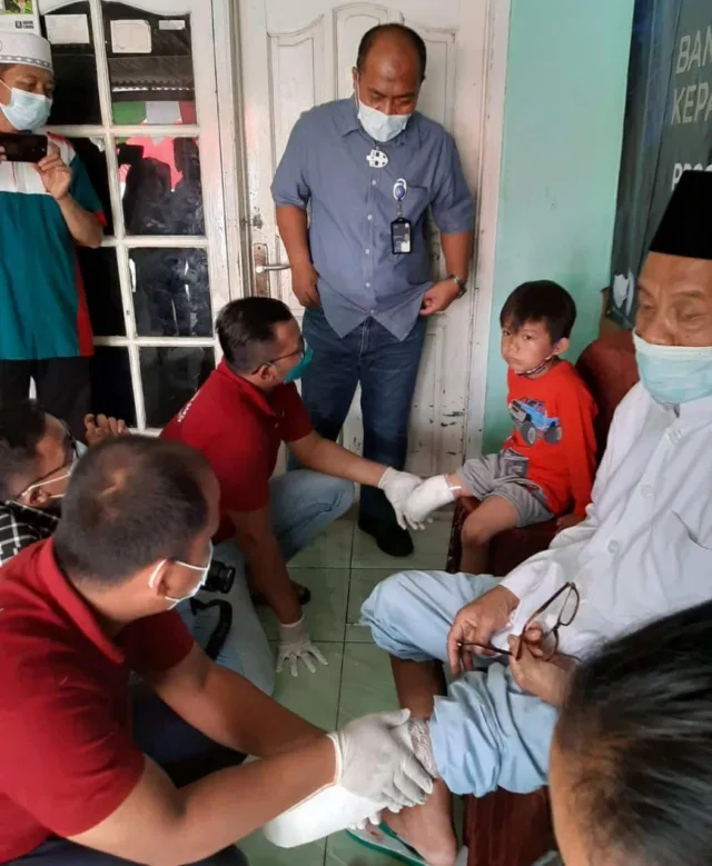 HUT ke-9, AirNav Indonesia Salurkan Bantuan Kaki Palsu untuk Disabilitas