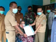 Dinsos Kabupaten Tangerang Berikan Bantuan Kursi Roda Ke Warga Desa Cikuya